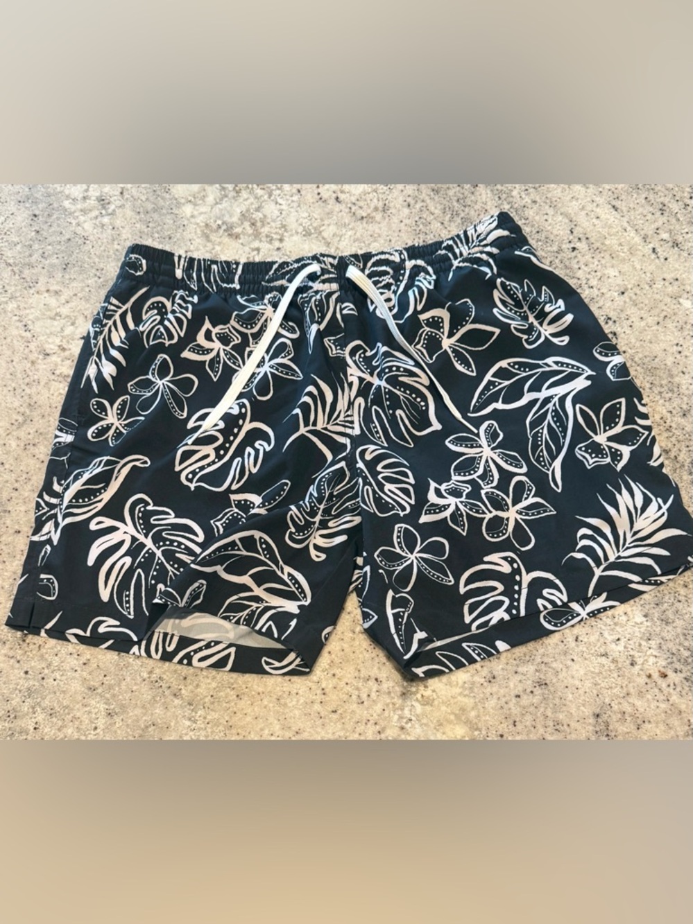 Chubbies Lined Black & White Swim Trunk 5.5” LIKE NEW!